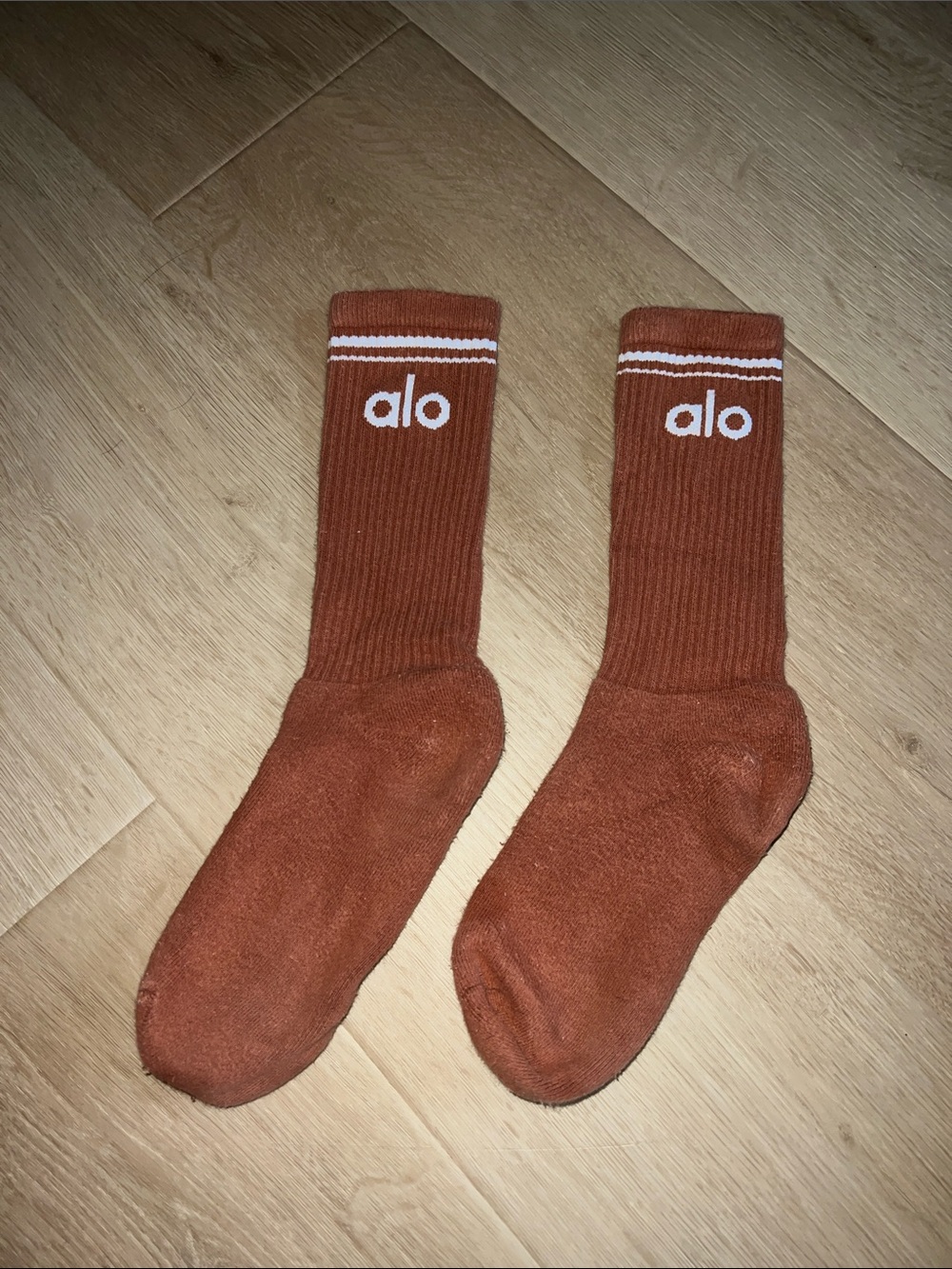ALO Yoga unisex Crew Socks - Rust with White Logo